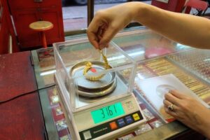 Weighing jewelry selling gold Kelowna