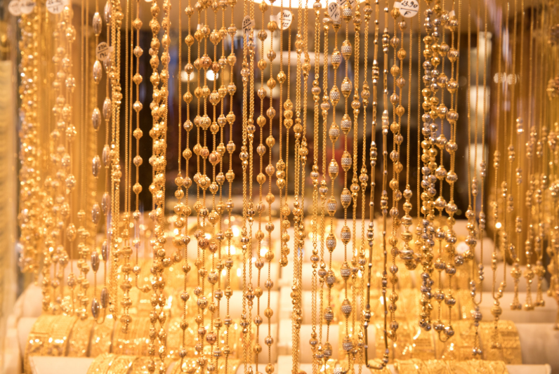 gold buyer gold chain display